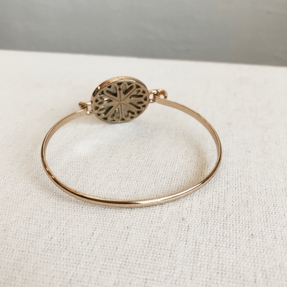 Vintage August Flower Bracelet - Picture 4 of 4